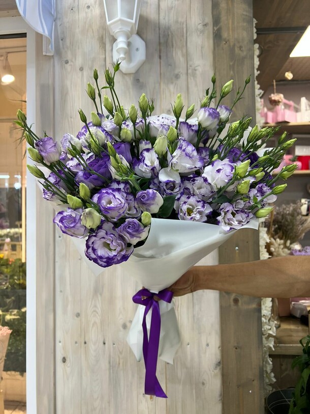 Монобукет из эустомы 🤍💜, артикул F1130594 - 9668 рублей, доставка по городу. Flawery - доставка цветов