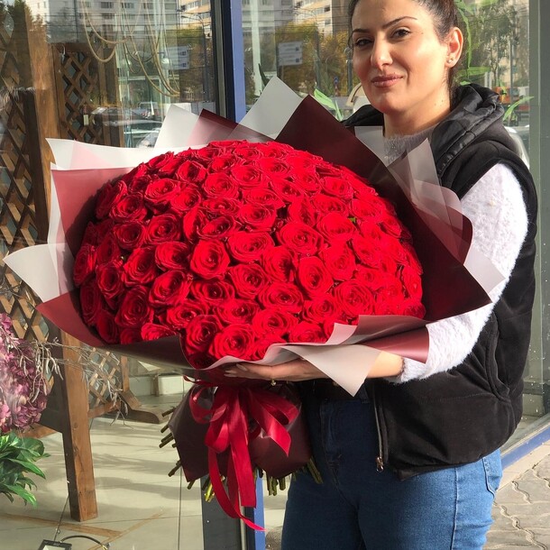 Монобукет из 101 розы 🌹, артикул F1146352 - 19505 рублей, доставка по городу. Flawery - доставка цветов