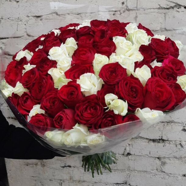 Букет из 101 розы, артикул F81614 - 14689 рублей, доставка по городу. Flawery - доставка цветов