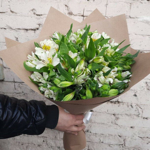 Букет из 19 альстромерий, артикул F81878 - 3981 рублей, доставка по городу. Flawery - доставка цветов