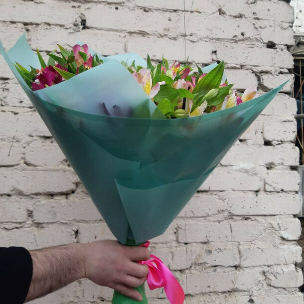 Букет из 51 альстромерии (микс), артикул F82068 - 5312 рублей, доставка по городу. Flawery - доставка цветов