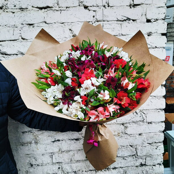 Букет альстромерии 31 шт, артикул F82186 - 6643 рублей, доставка по городу. Flawery - доставка цветов