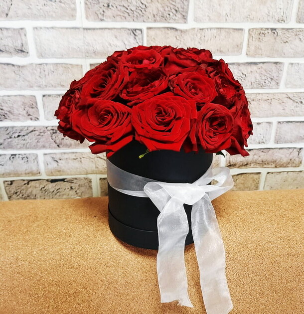 Красные розы в шляпной коробке, артикул F82189 - 4356 рублей, доставка по городу. Flawery - доставка цветов