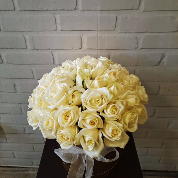 Белые розы в шляпной коробке, артикул F82193 - 9438 рублей, доставка по городу. Flawery - доставка цветов