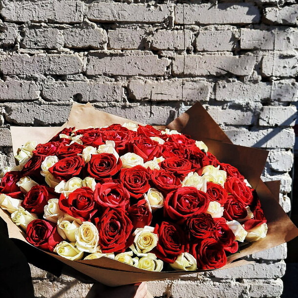 Букет из 101 розы ред наоми и пич аваланж, артикул F82204 - 27346 рублей, доставка по городу. Flawery - доставка цветов