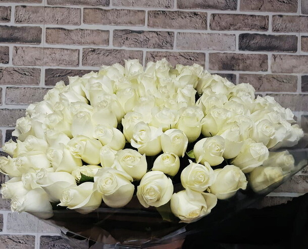 Букет из 101 белой эквадорской розы proud, артикул F82206 - 32549 рублей, доставка по городу. Flawery - доставка цветов