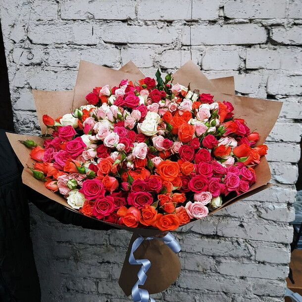 101 кустовая роза микс, артикул F82209 - 18656 рублей, доставка по городу. Flawery - доставка цветов