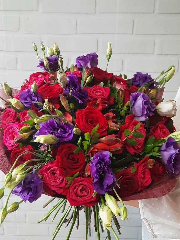 Яркий букет из эустомы и роз, артикул F88427 - 9996 рублей, доставка по городу. Flawery - доставка цветов