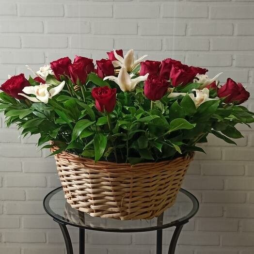 Большая корзина из шикарных роз и орхидей, артикул F90829 - 10007 рублей, доставка по городу. Flawery - доставка цветов