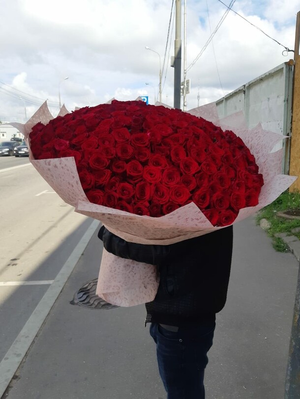 Огромный букет роз (80 см) 💝, артикул F91051 - 66296 рублей, доставка по городу. Flawery - доставка цветов