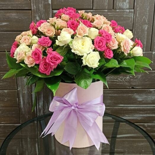 Кустовые розы в шляпной коробке, артикул F91056 - 7569 рублей, доставка по городу. Flawery - доставка цветов