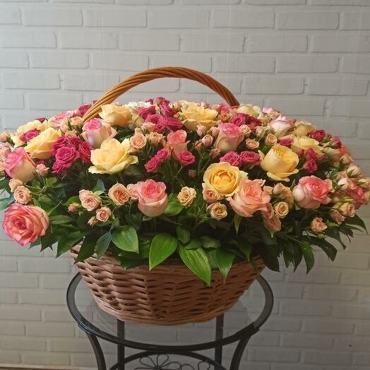 Огромная корзина роз, артикул F92589 - 21526 рублей, доставка по городу. Flawery - доставка цветов