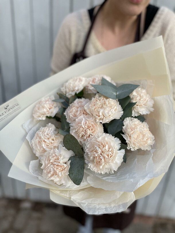 Букет из гвоздик и эвкалипта, артикул F1231856 - 3550 рублей, доставка по городу. Flawery - доставка цветов