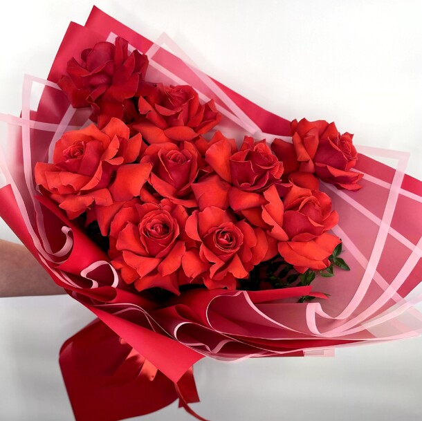 Букет из алых роз сорта "нина", артикул F1243355 - 4990 рублей, доставка по городу. Flawery - доставка цветов