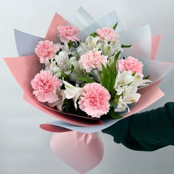 Букет из гвоздик и альстромерий, артикул F1349436 - 3470 рублей, доставка по городу. Flawery - доставка цветов