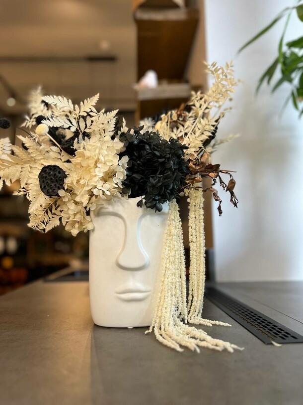 Сухоцветы букет в вазе в форме лица, артикул F1305713 - 11000 рублей, доставка по городу. Flawery - доставка цветов