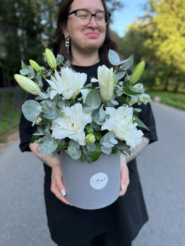 Букет из белых лилий, артикул F1320666 - 5500 рублей, доставка по городу. Flawery - доставка цветов