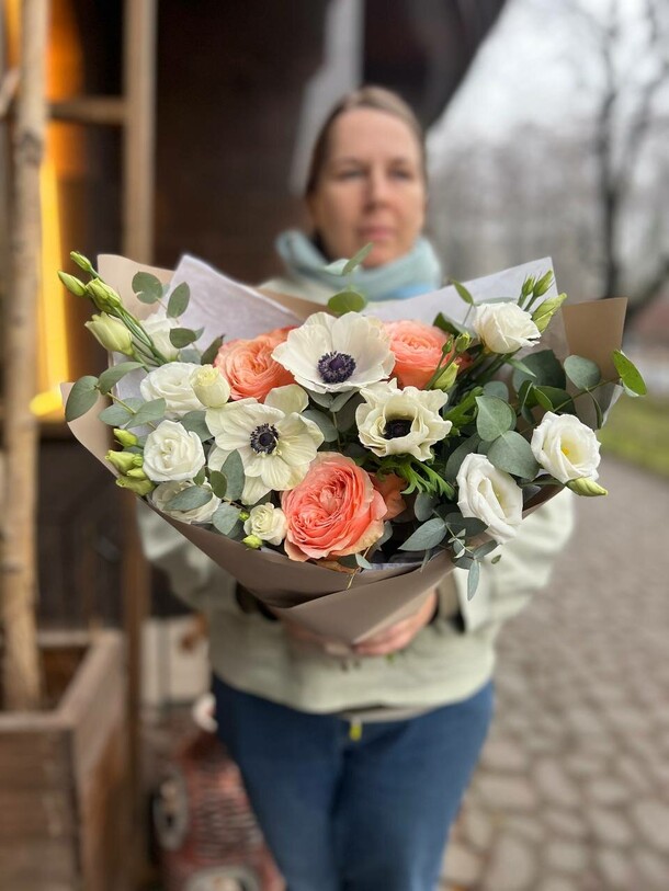 Анемоны с розами и эустомой, артикул F1348076 - 7500 рублей, доставка по городу. Flawery - доставка цветов