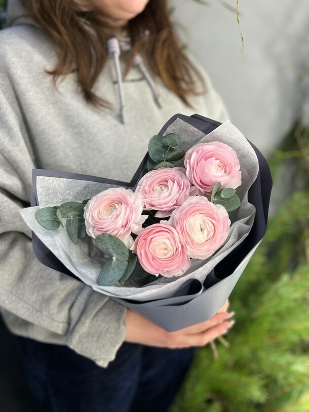 Букет из ранункулюсов (лютиков), артикул F1351481 - 5900 рублей, доставка по городу. Flawery - доставка цветов