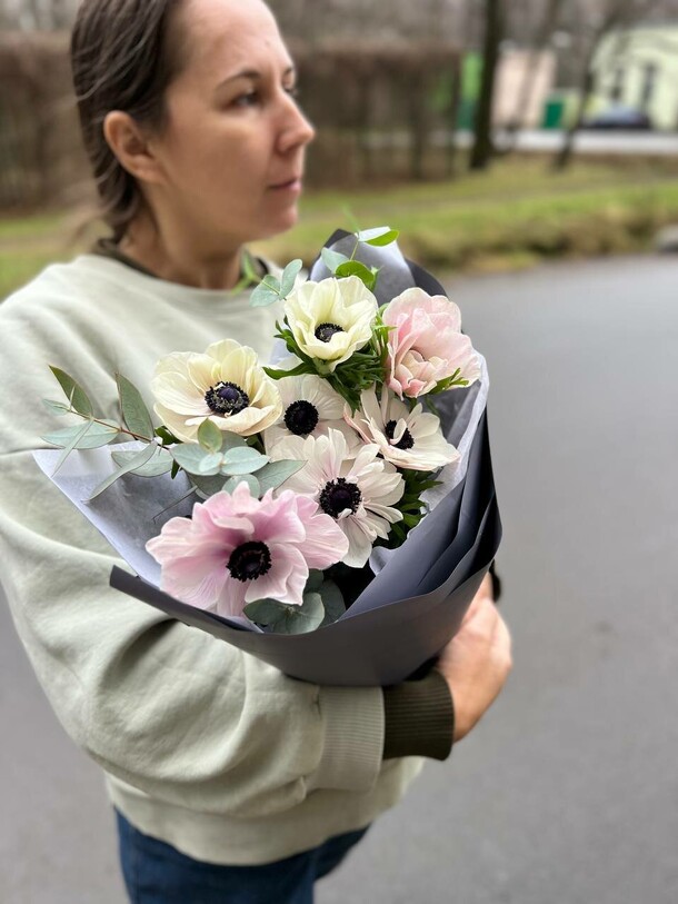 Букет из белых анемонов, артикул F1351750 - 5200 рублей, доставка по городу. Flawery - доставка цветов