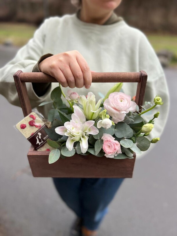 Ранункулюсы с лилией и шоколад ручной работы, артикул F1352157 - 5000 рублей, доставка по городу. Flawery - доставка цветов