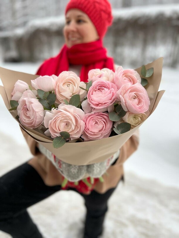 Ранункулюсы 11 шт, артикул F1368102 - 11200 рублей, доставка по городу. Flawery - доставка цветов