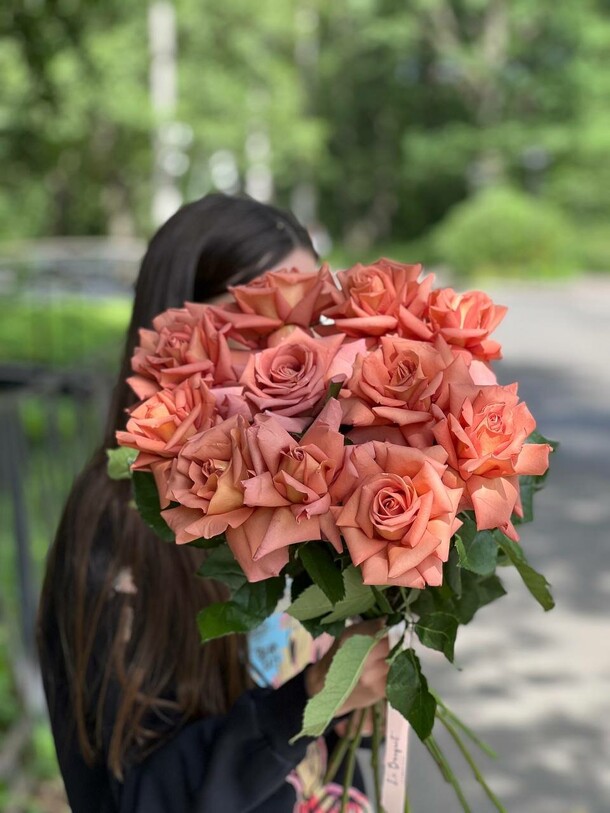 Букет из 11 кофейных французских роз, артикул F1455225 - 5700 рублей, доставка по городу. Flawery - доставка цветов