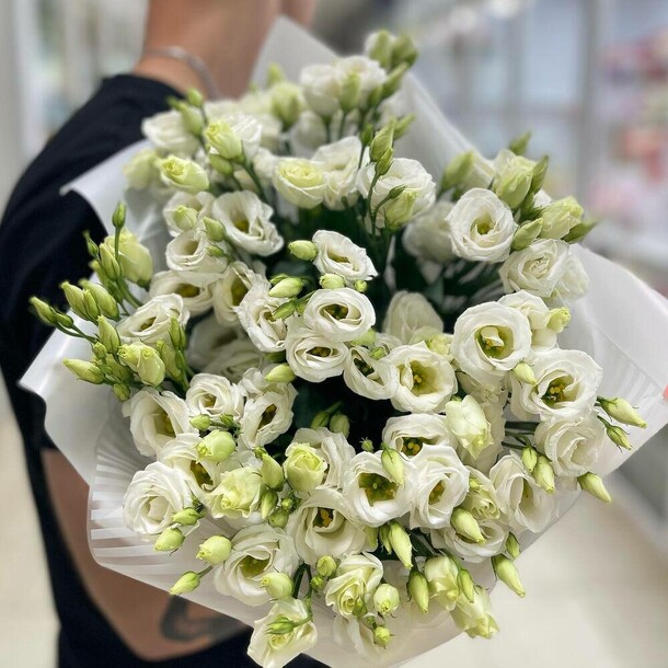 Букет королевских белых эустом в дизайнерской упаковке, артикул F1143469 - 22825 рублей, доставка по городу. Flawery - доставка цветов