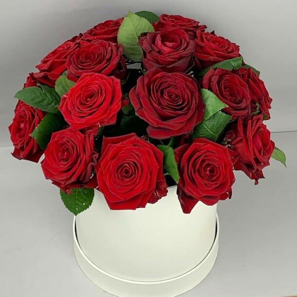 Красные розы в белой шляпной коробке, артикул F1143560 - 7248 рублей, доставка по городу. Flawery - доставка цветов