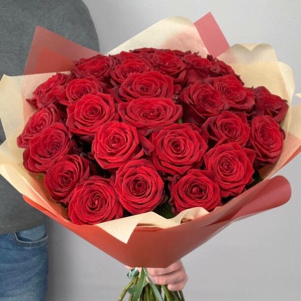 Свежий букет полуметровых красных роз, артикул F1143562 - 13456 рублей, доставка по городу. Flawery - доставка цветов