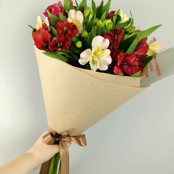 Букет из 11 шикарных альстромерий микс, артикул F1143566 - 2650 рублей, доставка по городу. Flawery - доставка цветов