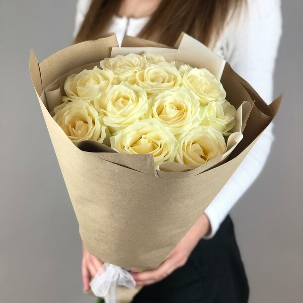 11 белых роз в красивой упаковке, артикул F1143572 - 3300 рублей, доставка по городу. Flawery - доставка цветов
