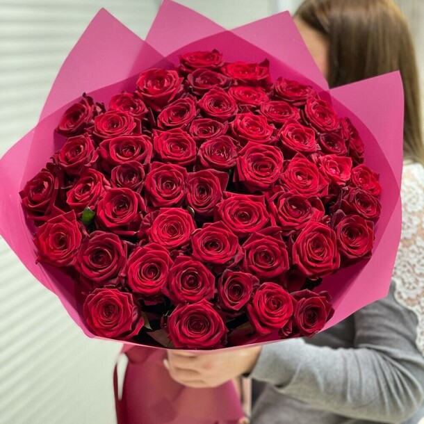 51 красная роза у нежной упаковке 60 см, артикул F1143576 - 15488 рублей, доставка по городу. Flawery - доставка цветов