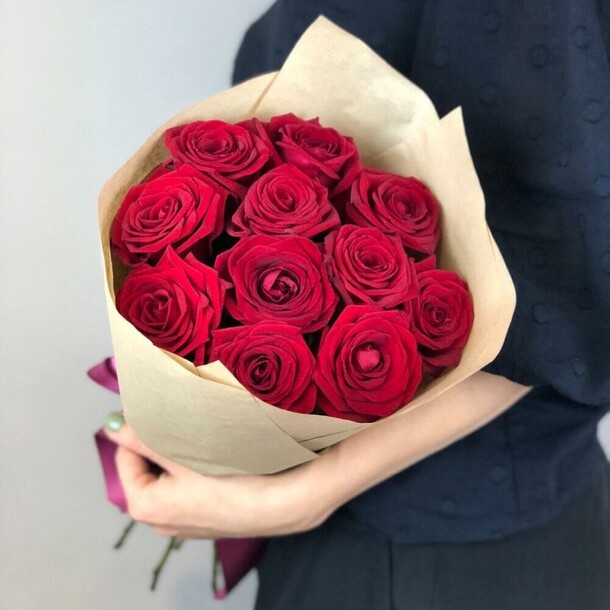 11 красных роз в крафте 50 см, артикул F1143578 - 2590 рублей, доставка по городу. Flawery - доставка цветов