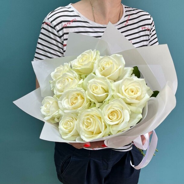 11 белых роз 50 см, артикул F1143583 - 2990 рублей, доставка по городу. Flawery - доставка цветов