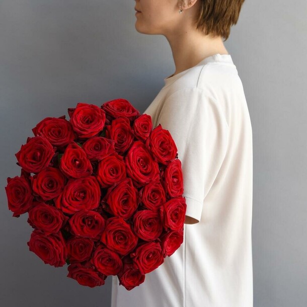 Букет шикарных красных роз, артикул F1143590 - 8773 рублей, доставка по городу. Flawery - доставка цветов