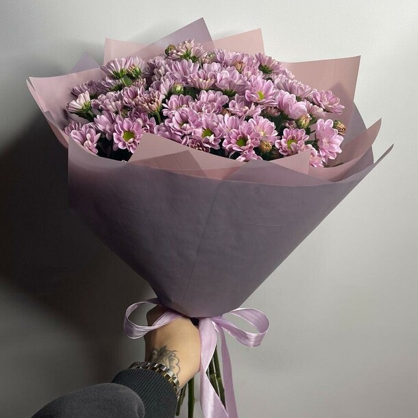 9 кустовых хризантем в дизайнерской упаковке, артикул F1143597 - 7083 рублей, доставка по городу. Flawery - доставка цветов