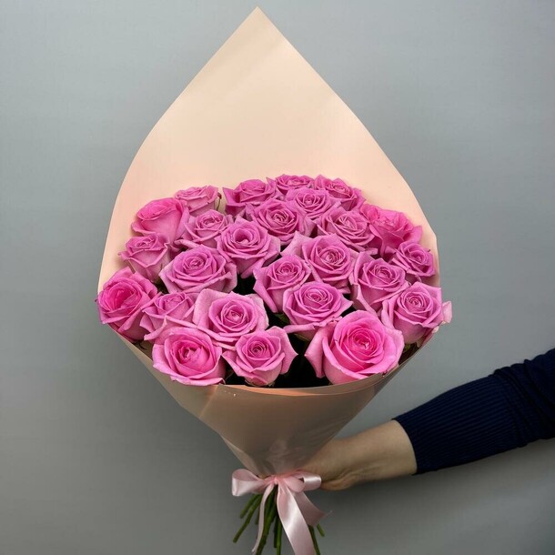 25 розовых роз, артикул F1143647 - 6292 рублей, доставка по городу. Flawery - доставка цветов