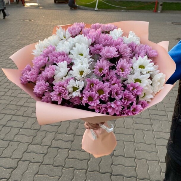 Большой букет кустовых хризантем в дизайнерской упаковке, артикул F1143664 - 5796 рублей, доставка по городу. Flawery - доставка цветов