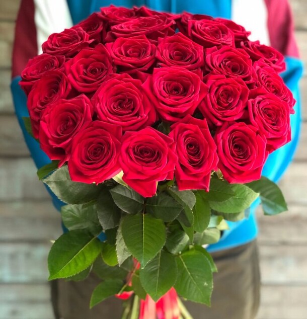 29 красных роз, артикул F1143892 - 8773 рублей, доставка по городу. Flawery - доставка цветов