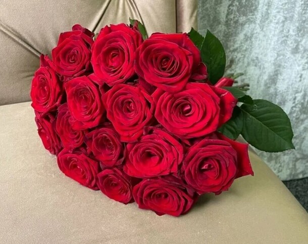 15 красных роз, артикул F1143896 - 6281 рублей, доставка по городу. Flawery - доставка цветов