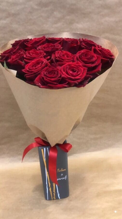 15 красных роз в крафтовой упаковке, артикул F1143902 - 7015 рублей, доставка по городу. Flawery - доставка цветов