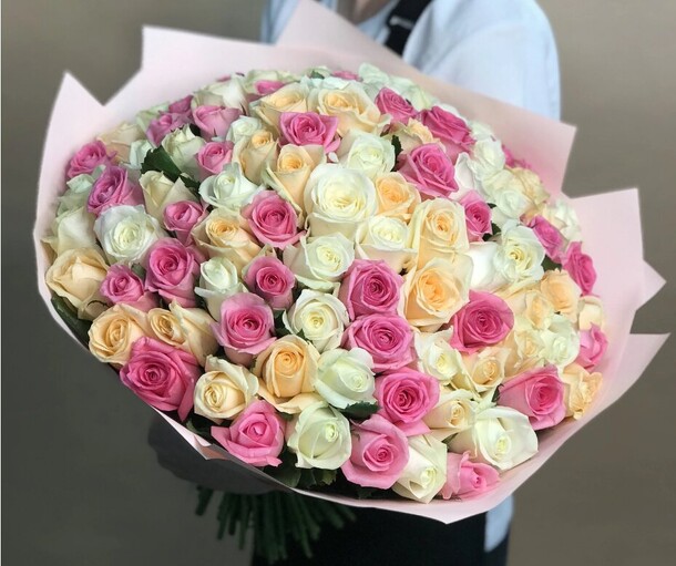 Огромный букет роз, артикул F1143907 - 37906 рублей, доставка по городу. Flawery - доставка цветов