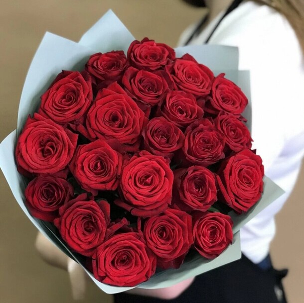 25 красных роз в стильной упаковке, артикул F1143909 - 6280 рублей, доставка по городу. Flawery - доставка цветов