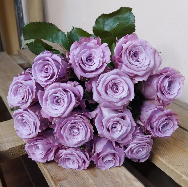 Букет свежих фиолетовых роз, артикул F1143916 - 5256 рублей, доставка по городу. Flawery - доставка цветов
