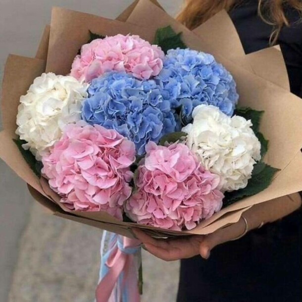 Большой букет гортензий в крафтовой упаковке, артикул F1143930 - 9925 рублей, доставка по городу. Flawery - доставка цветов