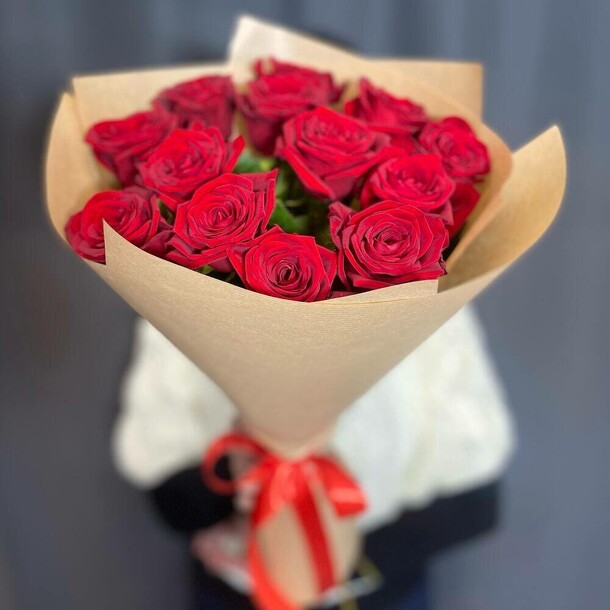 13 красных роз в крафтовой упаковке, артикул F1143943 - 3872 рублей, доставка по городу. Flawery - доставка цветов