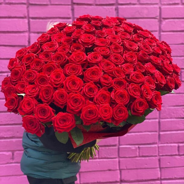 Огромный букет красных роз 70 см, артикул F1143960 - 36288 рублей, доставка по городу. Flawery - доставка цветов