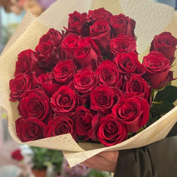 Свежий букет красивых красных роз в дизайнерской упаковке, артикул F1143964 - 16969 рублей, доставка по городу. Flawery - доставка цветов