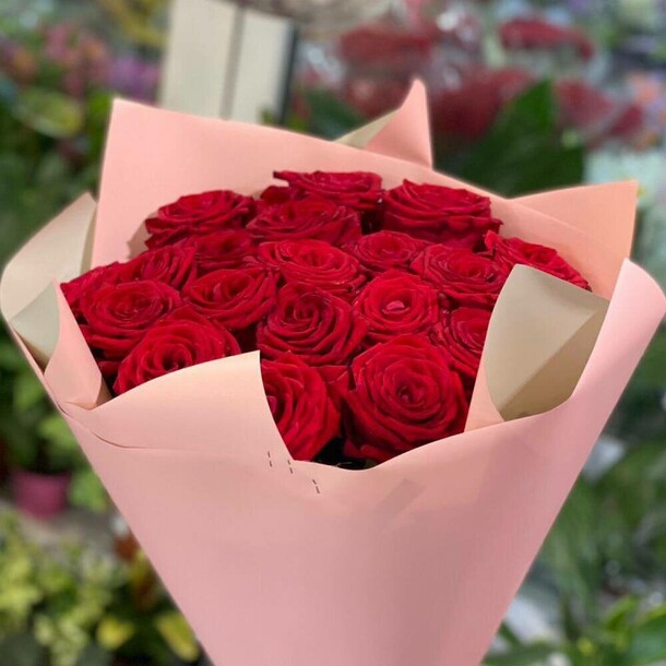 19 красных роз в стильной упаковке, артикул F1143965 - 5748 рублей, доставка по городу. Flawery - доставка цветов